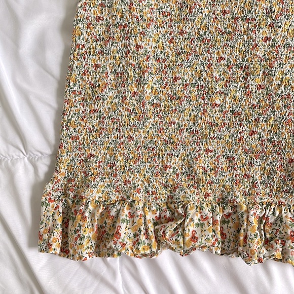 Puff sleeve smocked floral dress - Picture 3 of 4